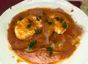 Una foto de Huevos Pochados Rancheros a la Sonorense