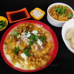 A picture of Dahi Bara with ghugni Dum Aloo.