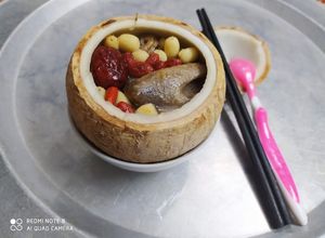 Hình của món Chim bồ câu hầm nước dừa, táo đỏ, kỉ tử, hạt sen.