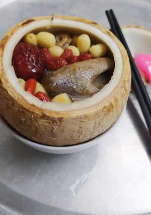 Hình của món Chim bồ câu hầm nước dừa, táo đỏ, kỉ tử, hạt sen.