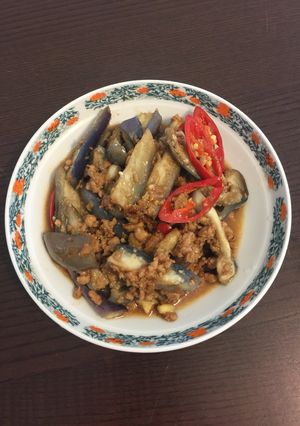 A picture of Steam eggplant with stir fry minced meat.