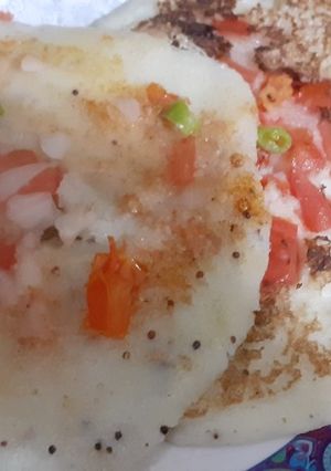 प्याज़ टमाटर सूजी उत्तपम (Pyaz Tamatar suji uttapam recipe in hindi) रेसिपी मुख्य फोटो