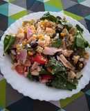 Ensalada de pasta, espinacas y aceitunas