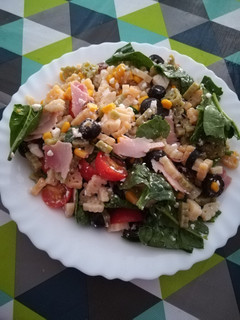 Una foto de Ensalada de pasta, espinacas y aceitunas