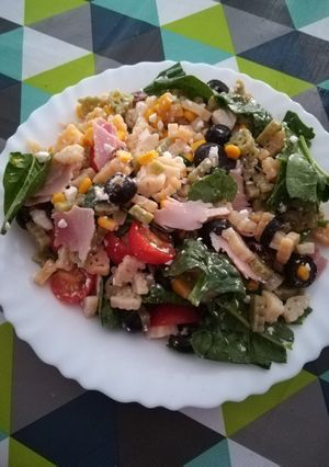 Una foto de Ensalada de pasta, espinacas y aceitunas