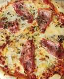 Pizza con gorgonzola y mortadela de boloña😋
