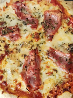 Una foto de Pizza con gorgonzola y mortadela de boloña😋