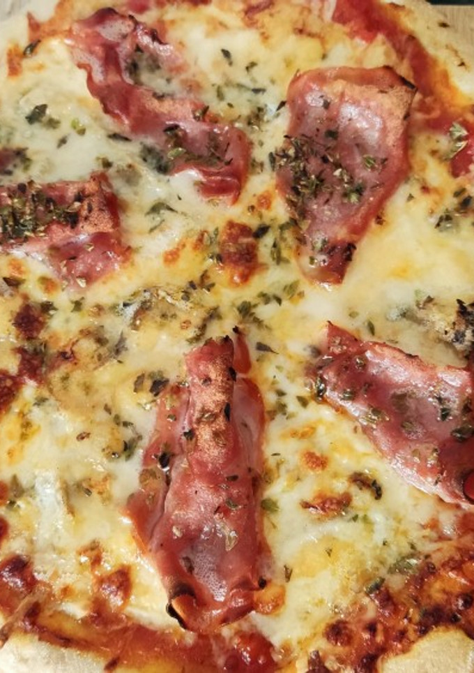 Una foto de Pizza con gorgonzola y mortadela de boloña😋