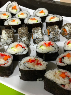 Una foto de Sushi (makis y uramakis)