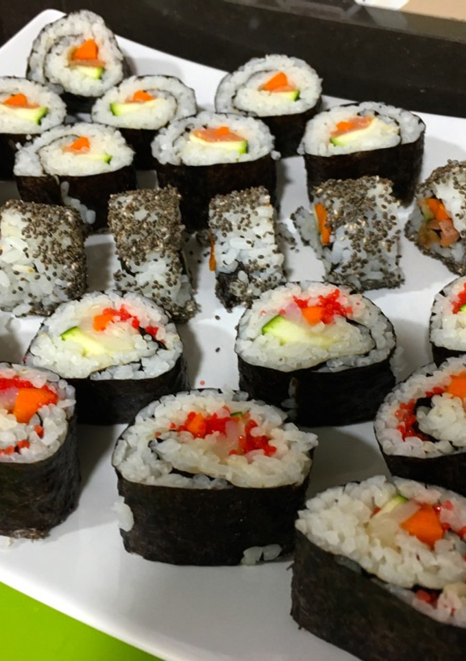 Una foto de Sushi (makis y uramakis)