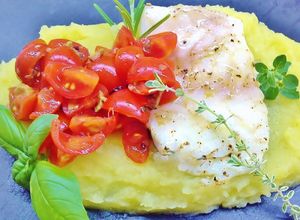 Foto di Filetto di orata con patate agli agrumi e pomodorini alla mediterranea