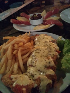 Una foto de Milanga de carne napolitana con papas fritas👏🍟🥗🥢🍺🍱