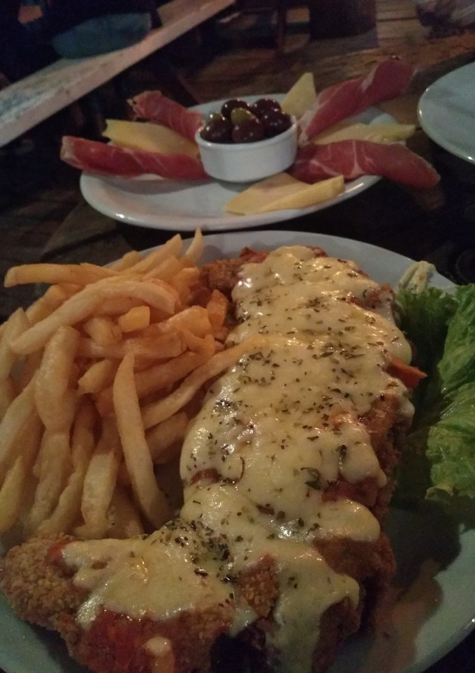 Una foto de Milanga de carne napolitana con papas fritas👏🍟🥗🥢🍺🍱