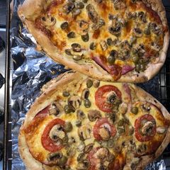 A picture of Homemade pizza 🍕.