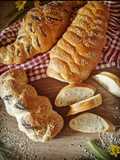 Pane intrecciato con semi di papavero e semi di sesamo