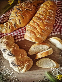 Foto di Pane intrecciato con semi di papavero e semi di sesamo