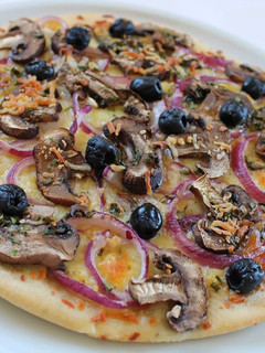 Foto de Pizza com Cogumelos Frescos e Cebola Roxa [e muitoooo alho]