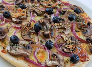 Foto de Pizza com Cogumelos Frescos e Cebola Roxa [e muitoooo alho]