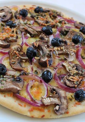 Foto de Pizza com Cogumelos Frescos e Cebola Roxa [e muitoooo alho]