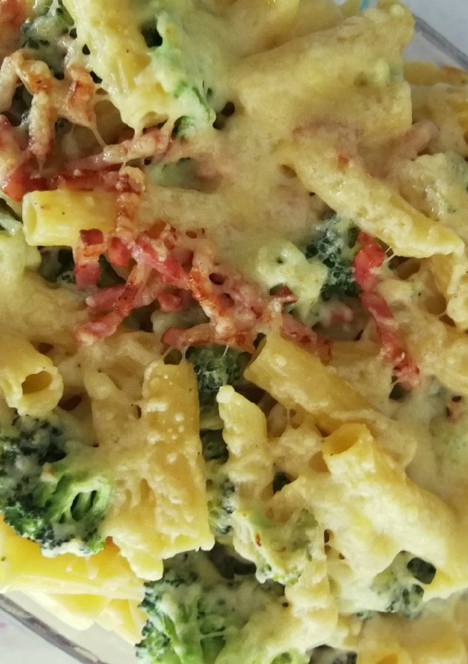 Una foto de Macarrones con brócoli gratinados