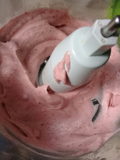 Una foto de Helado de frutilla vegano