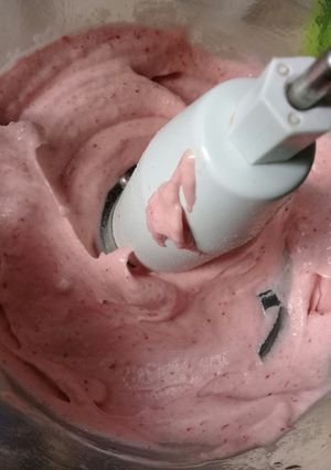 Una foto de Helado de frutilla vegano
