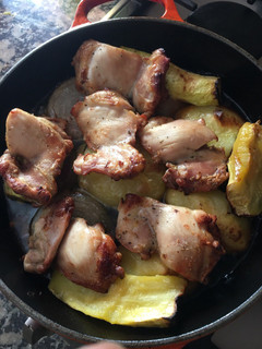 Una foto de Escalopes de pollo al horno con patata calabacín y cebolla