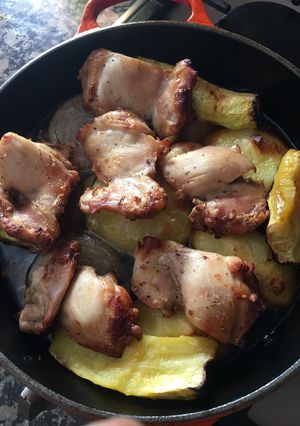 Una foto de Escalopes de pollo al horno con patata calabacín y cebolla