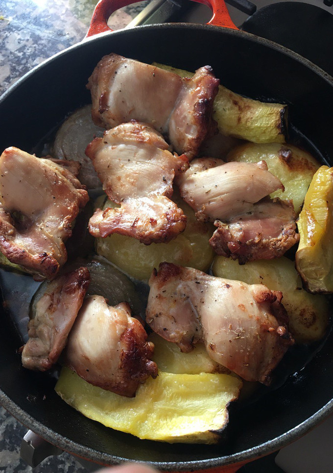 Una foto de Escalopes de pollo al horno con patata calabacín y cebolla
