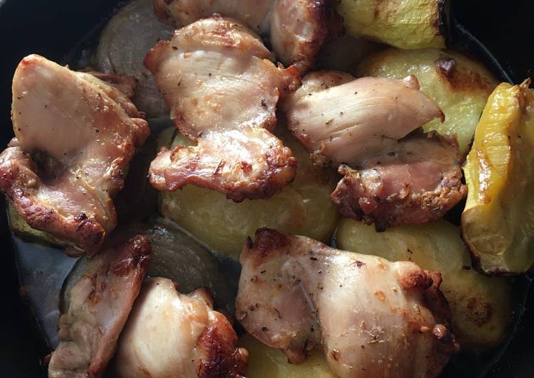 Escalopes de pollo al horno con patata calabacín y cebolla