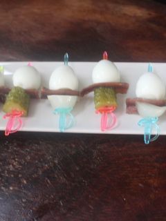 Una foto de Banderillas variadas con anchoas y huevos de codorniz
