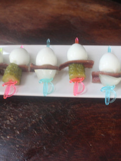 Una foto de Banderillas variadas con anchoas y huevos de codorniz