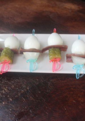 Una foto de Banderillas variadas con anchoas y huevos de codorniz