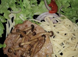 Foto de Bife com cogumelos Shimeji