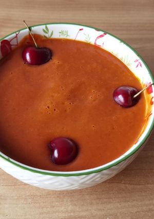 Una foto de Salmorejo de cerezas