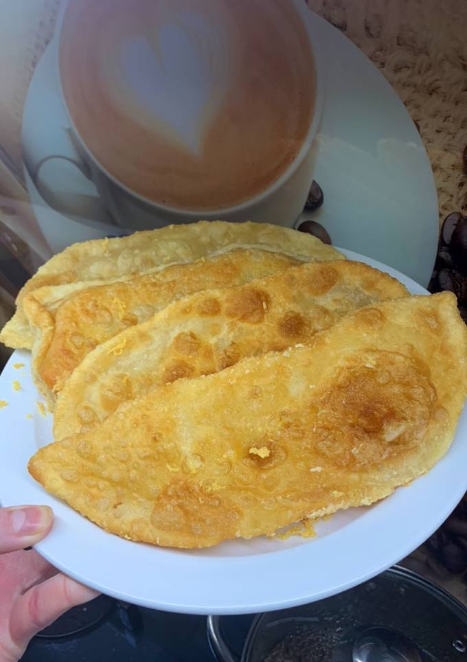 Чебуреки з м‘ясом та сиром