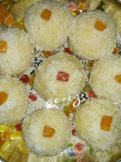 A picture of Instant coconut laddus.
