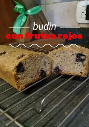 Una foto de Budín integral con frutos rojos🎼