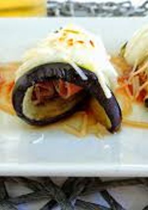 Una foto de Rollitos de berenjena y gambas