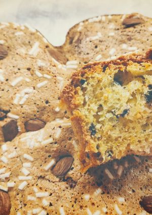 Foto di Colomba pasquale con gocce di cioccolato e lievito madre