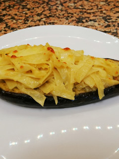 Una foto de Berenjenas rellenas de atún y queso con pasta al cacio e pepe