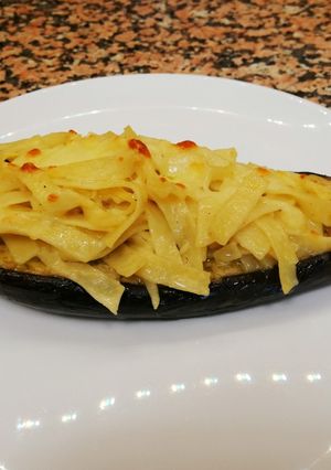 Una foto de Berenjenas rellenas de atún y queso con pasta al cacio e pepe