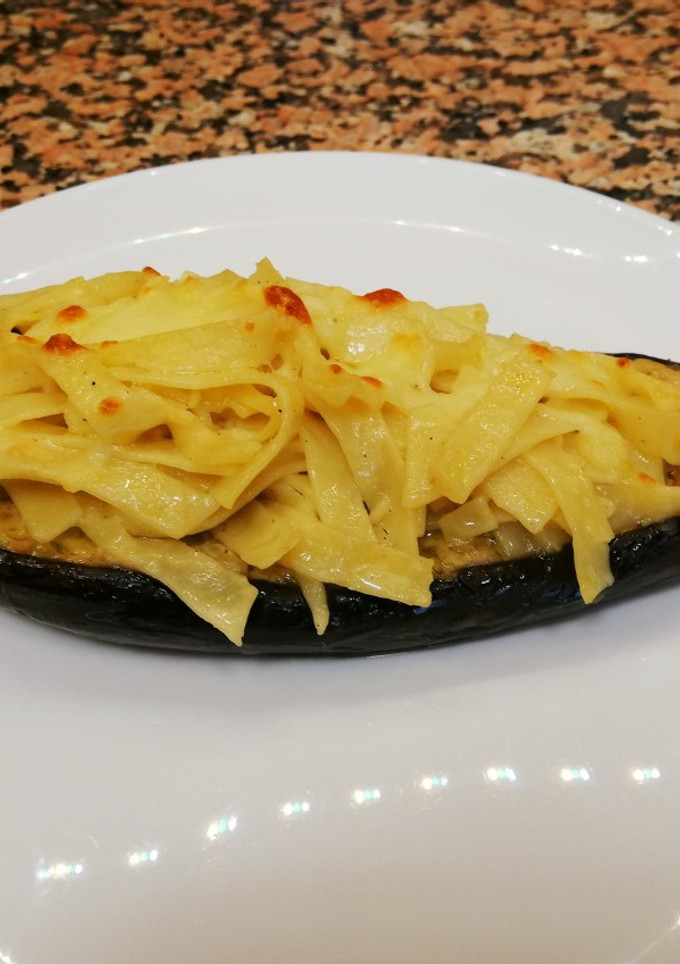 Una foto de Berenjenas rellenas de atún y queso con pasta al cacio e pepe