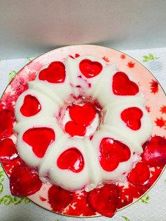 Una foto de Gelatina Mosaico de corazón Con Leche de Coco y Gelatina de Fresas!!!