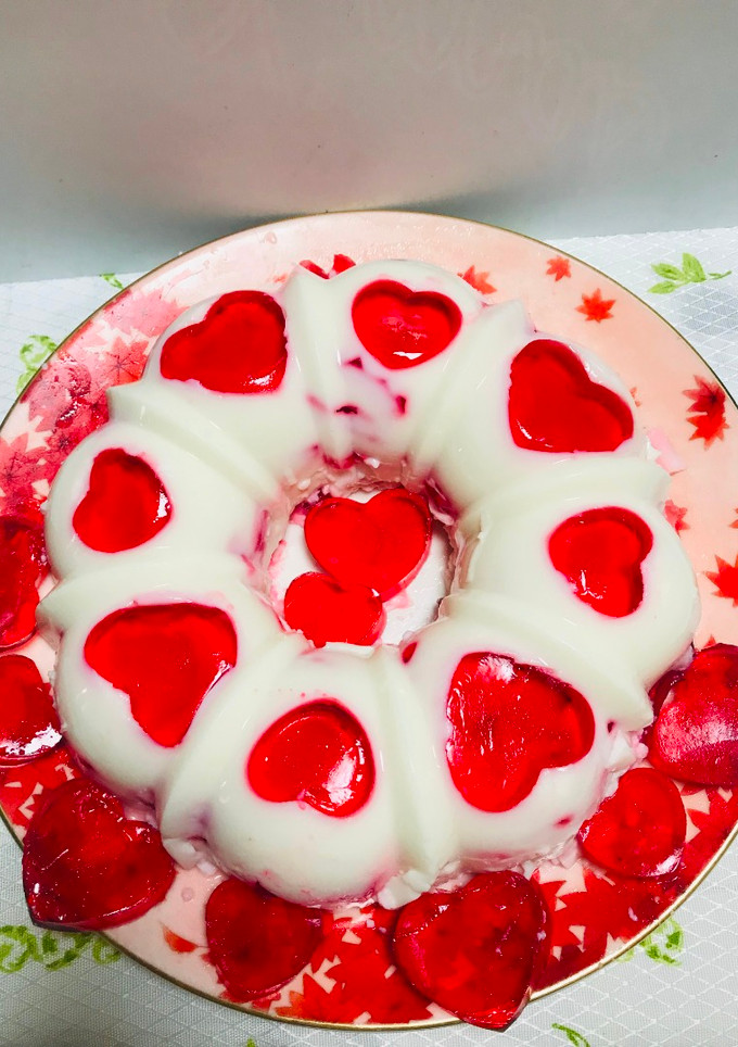 Una foto de Gelatina Mosaico  de corazón Con Leche de Coco y Gelatina de Fresas!!!
