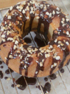 Foto di Mini ciambella variegata al cacao con glassa al cioccolato e nocciole