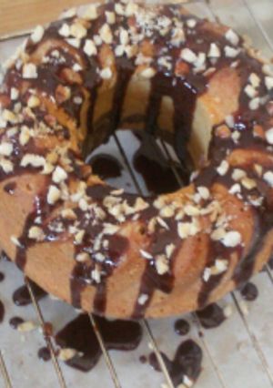 Foto di Mini ciambella variegata al cacao con glassa al cioccolato e nocciole