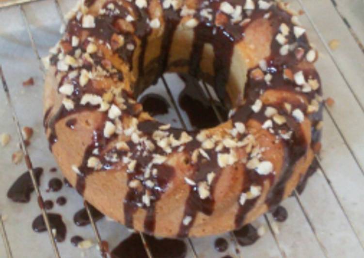 Mini ciambella variegata al cacao con glassa al cioccolato e nocciole