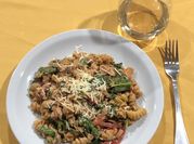 Una foto de fusilli saludable