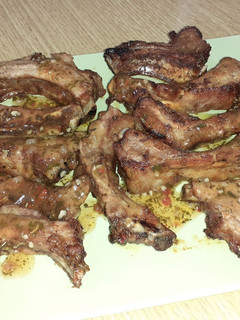 Una foto de Costillas al horno con chimichurri